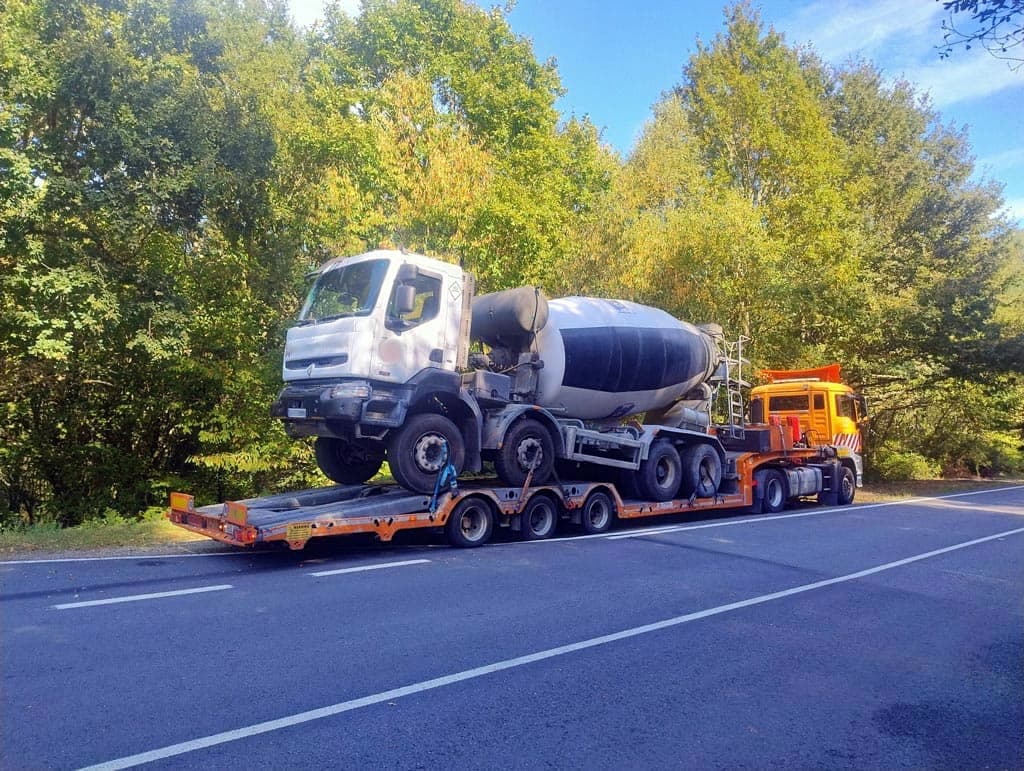 Vehículos especializados para transportes especiales en Ourense